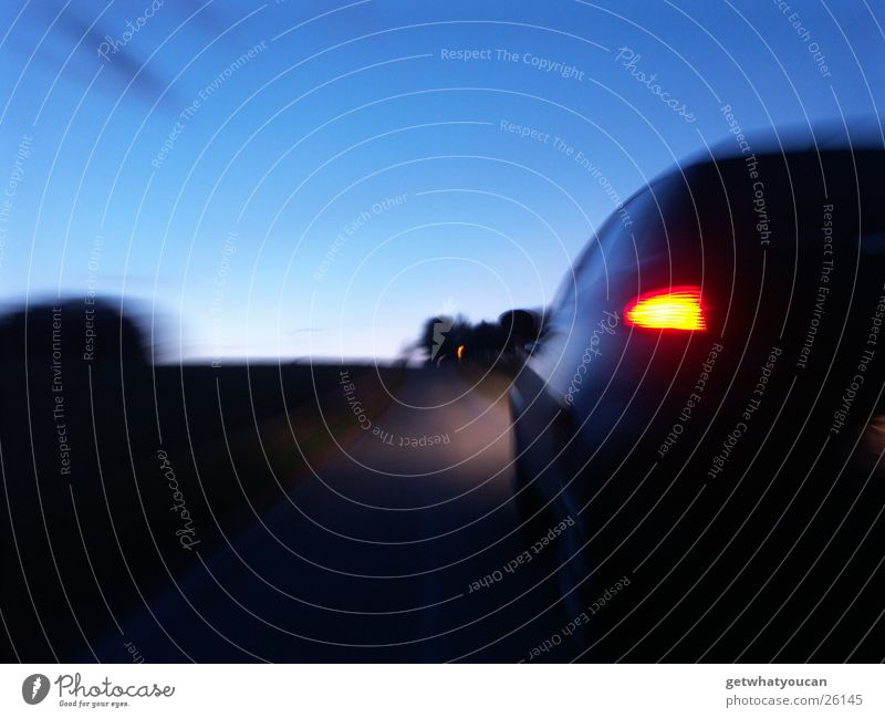 Dynamik 147 dunkel Dämmerung Horizont Geschwindigkeit schwarz Langzeitbelichtung Licht Heck schön Baum Verkehr PKW Alfa Romeo Abend Straße Bewegung Italien