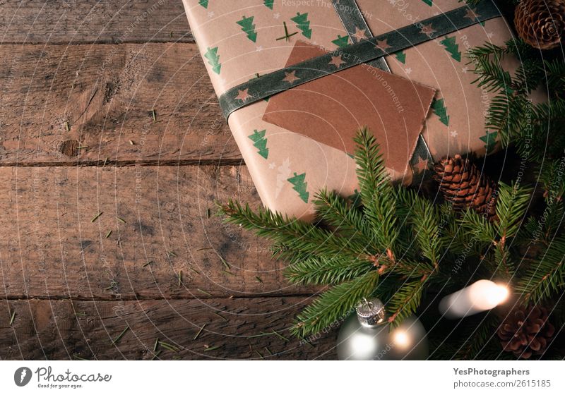 Weihnachtsdekoration und Geschenk auf rustikalem Tisch Winter Dekoration & Verzierung Weihnachten & Advent Kerze grün Tradition Weihnachtskugeln