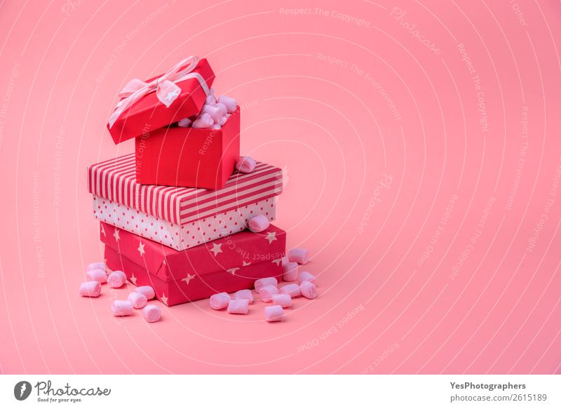 Stapel von roten Geschenken mit rosa Marshmallows Lebensmittel Dessert Süßwaren Feste & Feiern Valentinstag Muttertag Weihnachten & Advent Kasten Glück klein