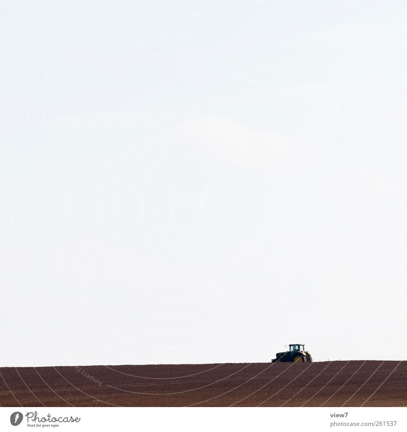Landwirtschaft Arbeitsplatz Umwelt Natur Himmel Wetter Feld Fahrzeug Traktor authentisch einfach ökologisch Pflug Ackerbau Farbfoto Außenaufnahme Menschenleer