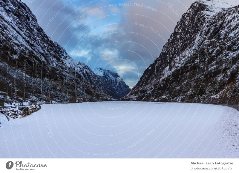 schöner gefrorener see in einer winterlichen wunderwelt in norwegen Design Ferien & Urlaub & Reisen Tourismus Schnee Berge u. Gebirge wandern
