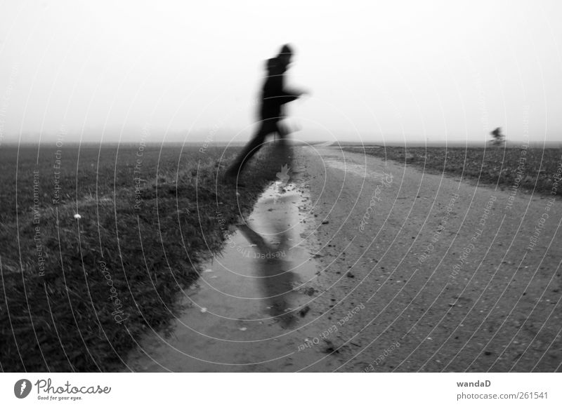 ________________ Mensch maskulin Mann Erwachsene Leben 2 18-30 Jahre Jugendliche Wasser Himmel Horizont Herbst schlechtes Wetter Nebel Feld rennen fahren laufen