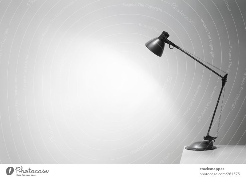 Licht Tisch elektrisch leuchten Beleuchtung Wand Hintergrund neutral Textfreiraum blanko Menschenleer Objektfotografie erleuchten Illumination Lichterscheinung