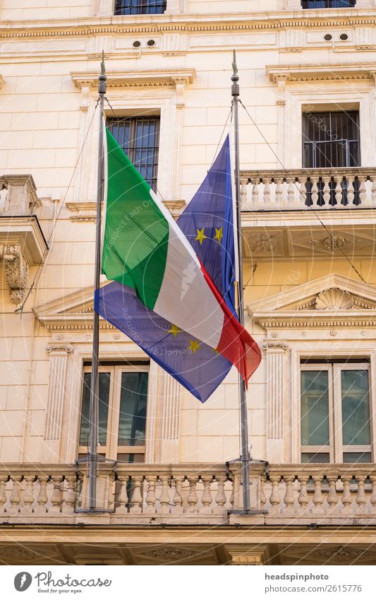 Flagge von Europa und Italien in einer Umarmung Rom Wahrzeichen Fahne Gefühle Vertrauen sparsam Zukunftsangst anstrengen Symbole & Metaphern Europäer