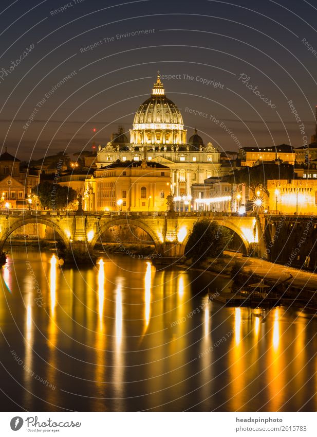 Petersdom in Rom mit Spiegelungen im Tiber nach Sonnenuntergang Nachthimmel Sommer Fluss Vatikan Hauptstadt Stadtzentrum Kirche Dom Bauwerk Gebäude Architektur