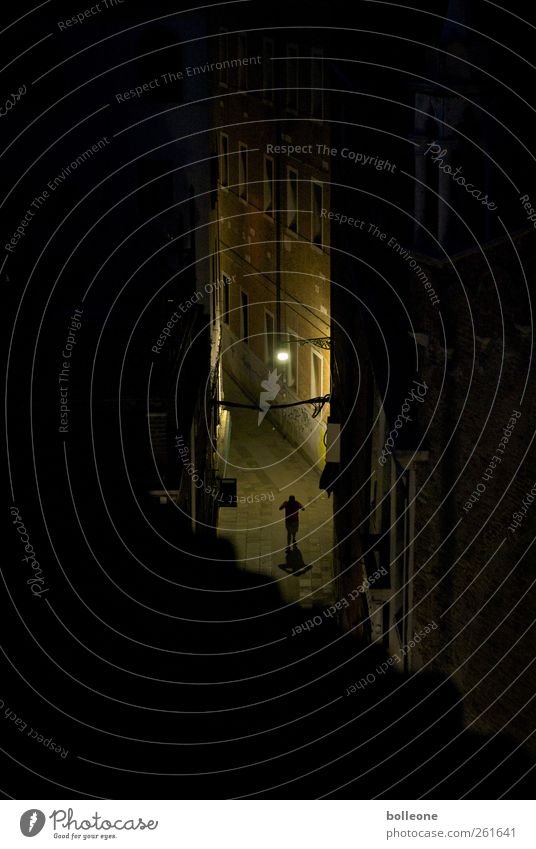 In den Gassen von Venedig Mensch maskulin Mann Erwachsene 1 Italien Stadt Altstadt Haus Mauer Wand Fenster Tür Dach Fußgänger Wege & Pfade beobachten entdecken