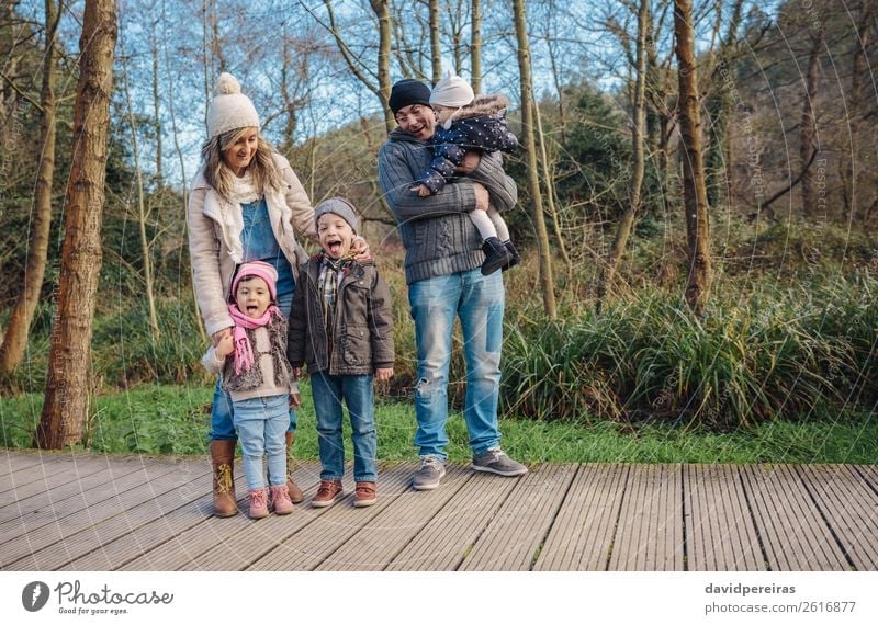 Porträt einer glücklichen Familie, die gemeinsam ihre Freizeit auf einem Holzpfad im Wald genießt Lifestyle Freude Glück Freizeit & Hobby Winter Kind Baby Junge