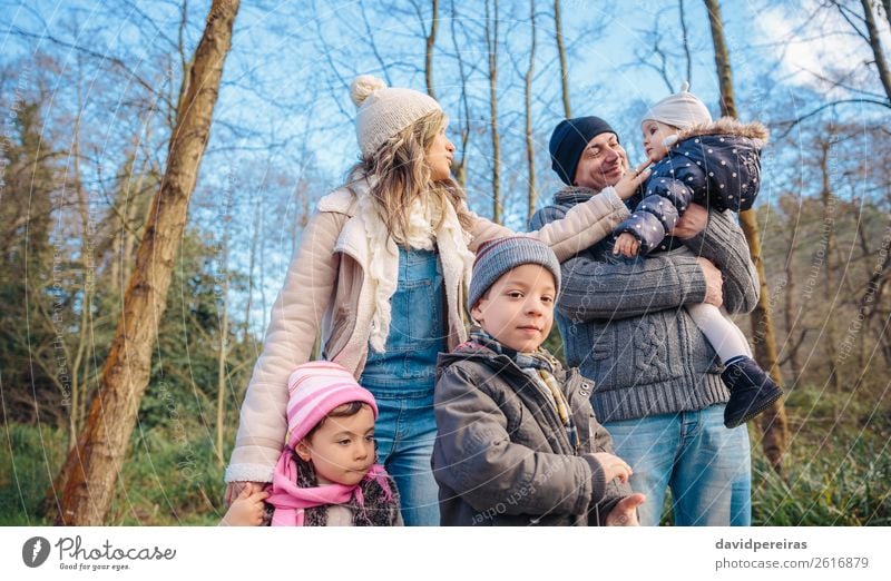 Porträt einer glücklichen Familie, die gemeinsam ihre Freizeit auf einem Holzpfad im Wald genießt Lifestyle Freude Glück Freizeit & Hobby Winter Kind Junge Frau