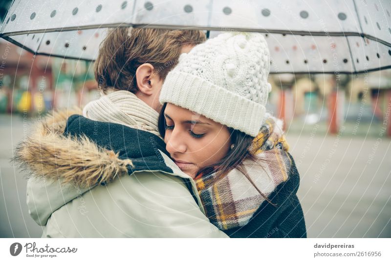 Junges Paar, das an einem regnerischen Tag im Freien unter dem Regenschirm steht. Lifestyle schön Winter Mensch Frau Erwachsene Mann Familie & Verwandtschaft