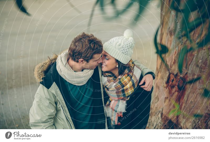 Junges Paar in der Liebe, das sich im Freien umarmt und küsst. Lifestyle Glück schön Winter Mensch Frau Erwachsene Mann Familie & Verwandtschaft Herbst Regen