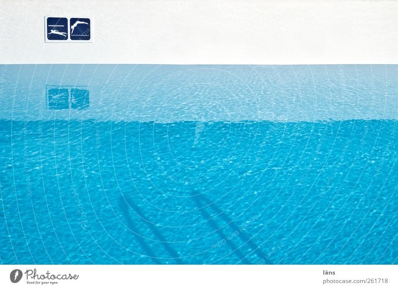 badeTag Schwimmen & Baden Schwimmbad Wasser Schilder & Markierungen blau weiß Wasserlinie Reflexion & Spiegelung Schatten Streifen Außenaufnahme Menschenleer