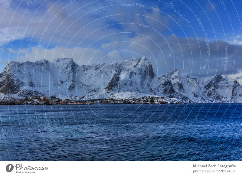 Blick auf den schönen Fjord auf den lofoten Inseln Ferien & Urlaub & Reisen Ausflug Meer Winter Schnee Berge u. Gebirge Klettern Bergsteigen Umwelt Natur