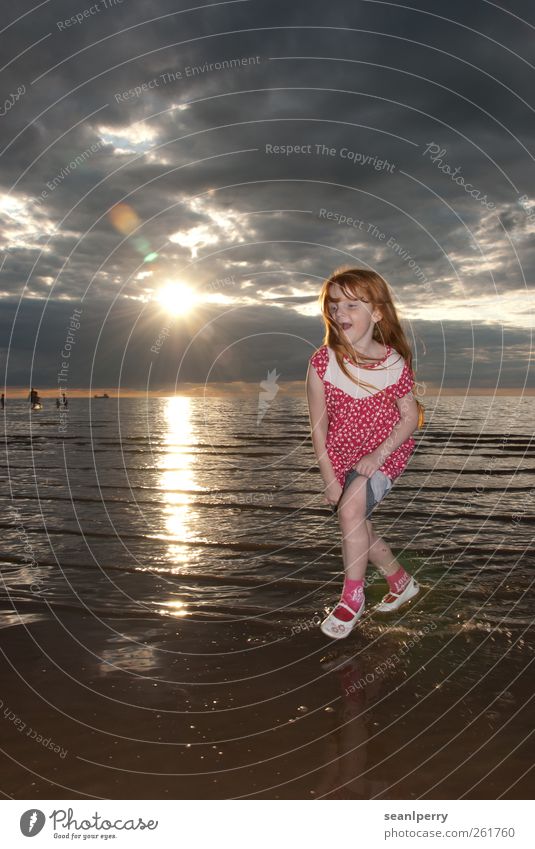 Sonnenuntergang Paddeln Freude Sommerurlaub Strand Meer Kind Mädchen 1 Mensch 3-8 Jahre Kindheit Wolken Küste abgerollt rothaarig lachen rennen Glück rosa