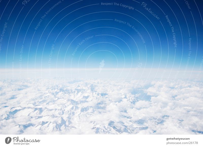 Simpel und schön Flugzeug weiß Horizont Ferne Geschwindigkeit Ferien & Urlaub & Reisen Schweben Wolken Meter Triebwerke Luftverkehr Niveau Himmel Farbe blau