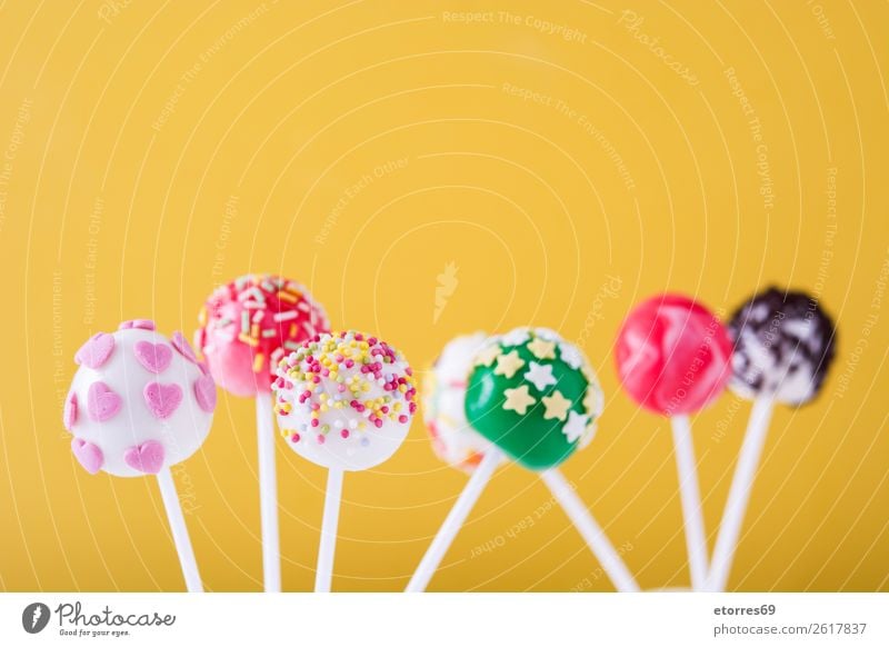 Süße Kuchenpops auf gelbem Hintergrund Backwaren süß Bonbon Pop Farbe mehrfarbig Lebensmittel Foodfotografie Lollipop backen Hundefutter kleben rosa Dessert