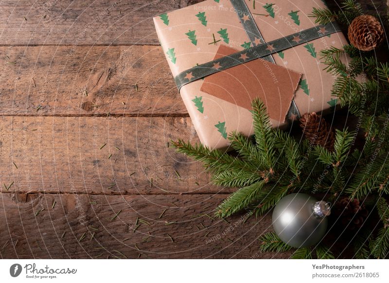 Weihnachtsbaumäste und Geschenk auf einem Tisch Dekoration & Verzierung Feste & Feiern Weihnachten & Advent Silvester u. Neujahr grün Tradition Weihnachtskugeln