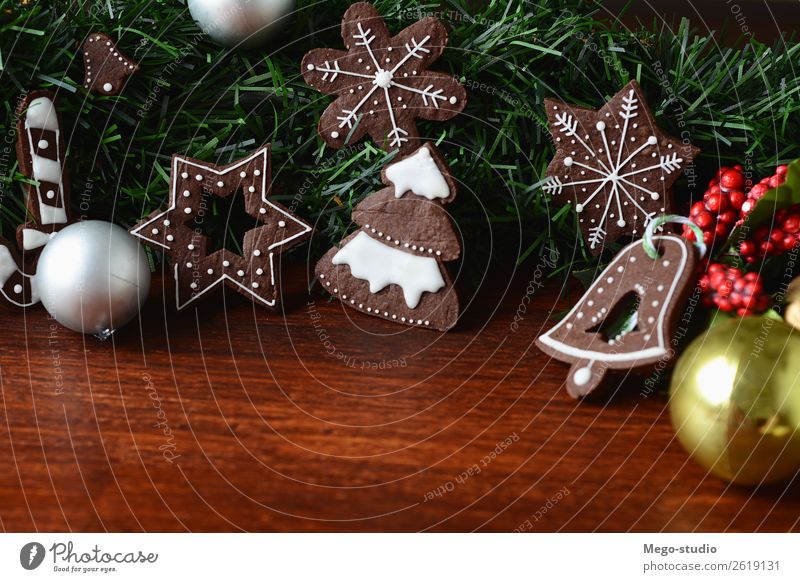 Weihnachtsplätzchen, die unter festlichen Zweigen hängen. Dessert Winter Dekoration & Verzierung Tisch Feste & Feiern Weihnachten & Advent Silvester u. Neujahr