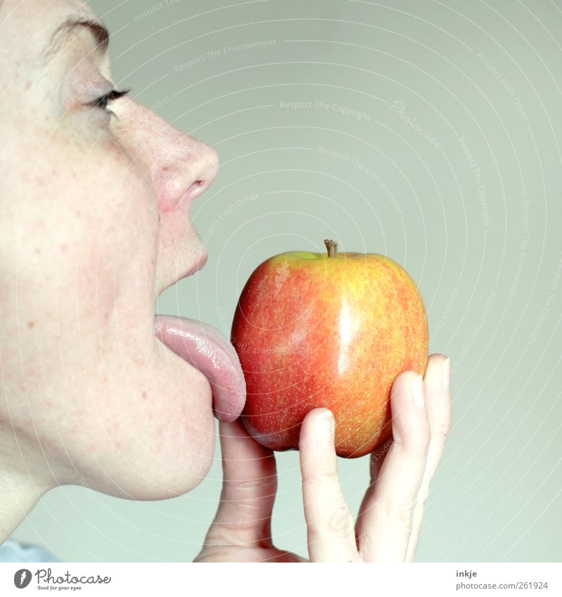 Apfel- lecker! Lebensmittel Ernährung Essen Bioprodukte Vegetarische Ernährung Diät Slowfood Fingerfood Gesundheit Erntedankfest Frau Erwachsene Gesicht 1