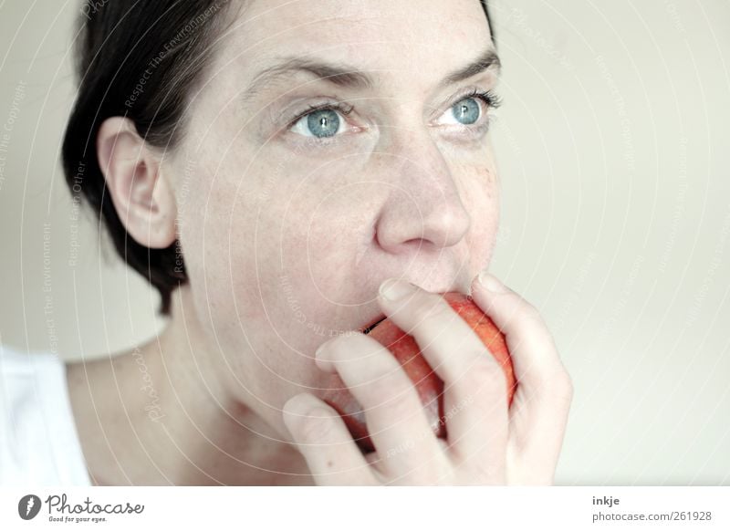 Apfel mjamjam Lebensmittel Frucht Ernährung Essen Bioprodukte Vegetarische Ernährung Diät Slowfood Fingerfood Frau Erwachsene Gesicht Hand 1 Mensch 30-45 Jahre