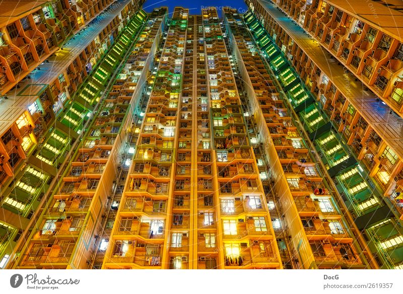 Hong Kong - South West - Tower Blocks - Living vertically überbevölkert Hochhaus Bauwerk Gebäude Architektur Mauer Wand Fassade Balkon Fenster