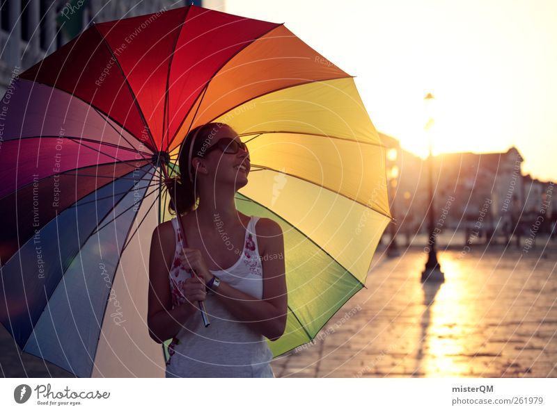 Hello Sunshine. Kunst Kunstwerk ästhetisch regenbogenfarben Regenschirm Venedig Fernweh Städtereise Frau lachen Freude Lebensfreude spaßig Sonnenschirm