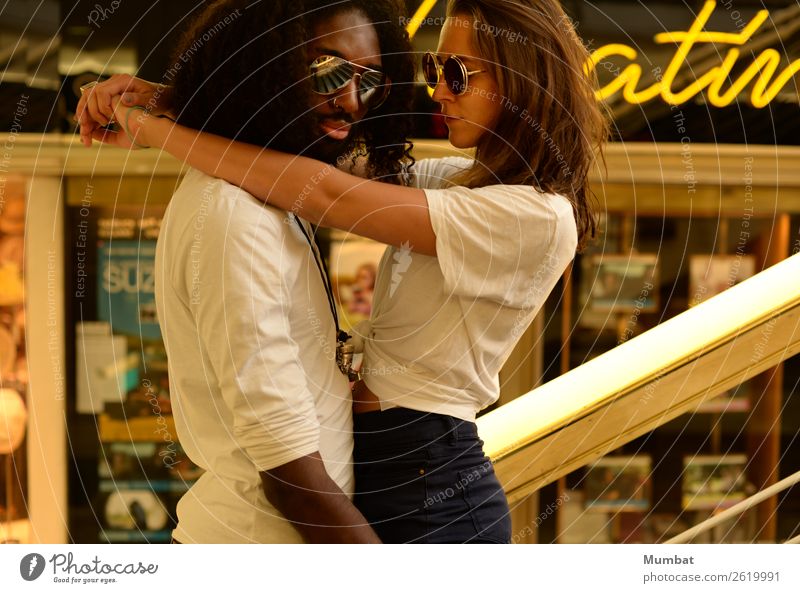 Theatiner Stil Mensch maskulin feminin Junge Frau Jugendliche Junger Mann Paar 2 18-30 Jahre Erwachsene Kino Fenster T-Shirt Sonnenbrille schwarzhaarig brünett