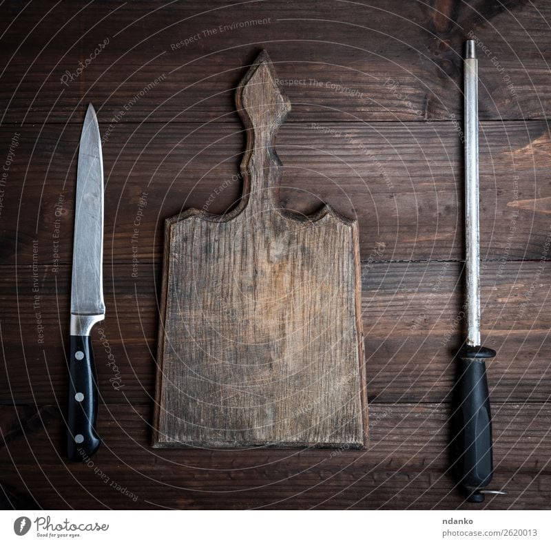 altbraunes Holzschneidebrett Messer Tisch Küche Natur retro Hintergrund blanko Holzplatte zerkleinernd Koch Essen zubereiten geschnitten leer Lebensmittel