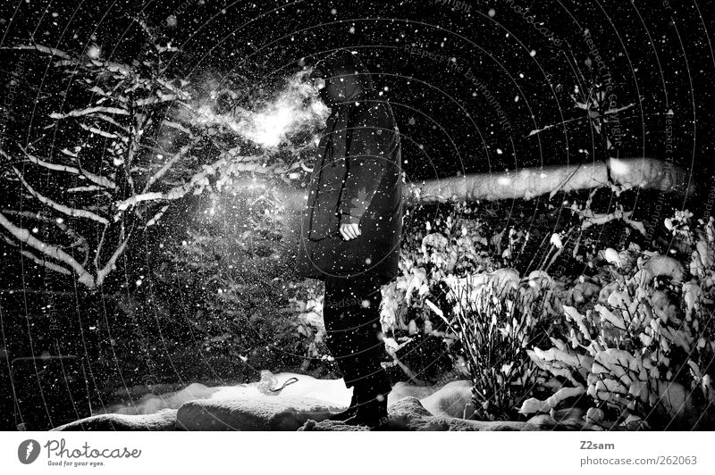 dark night maskulin Junger Mann Jugendliche 18-30 Jahre Erwachsene Umwelt Natur Landschaft Nachthimmel Stern Winter Schnee Schneefall Jacke Stiefel atmen stehen