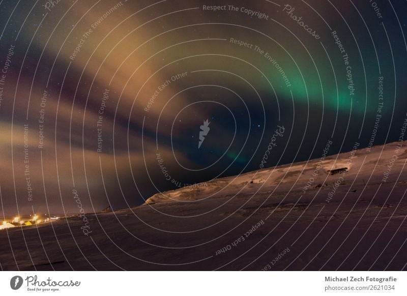 Unglaubliche Aurora Borealis-Aktivität über der Ekkeroy-Insel Winter Natur Nordlicht natürlich grün ekkeroy Arktis auroral Beautyfotografie borealis kalt