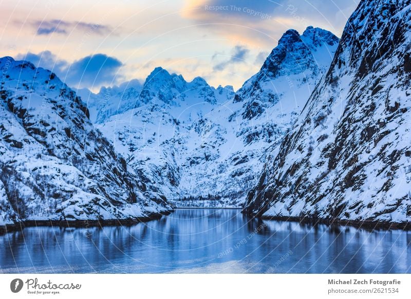 Blick auf den Trollfjord mit schneebedeckten Bergen auf den Inseln der Lofoten Ferien & Urlaub & Reisen Meer Winter Schnee Berge u. Gebirge wandern Natur