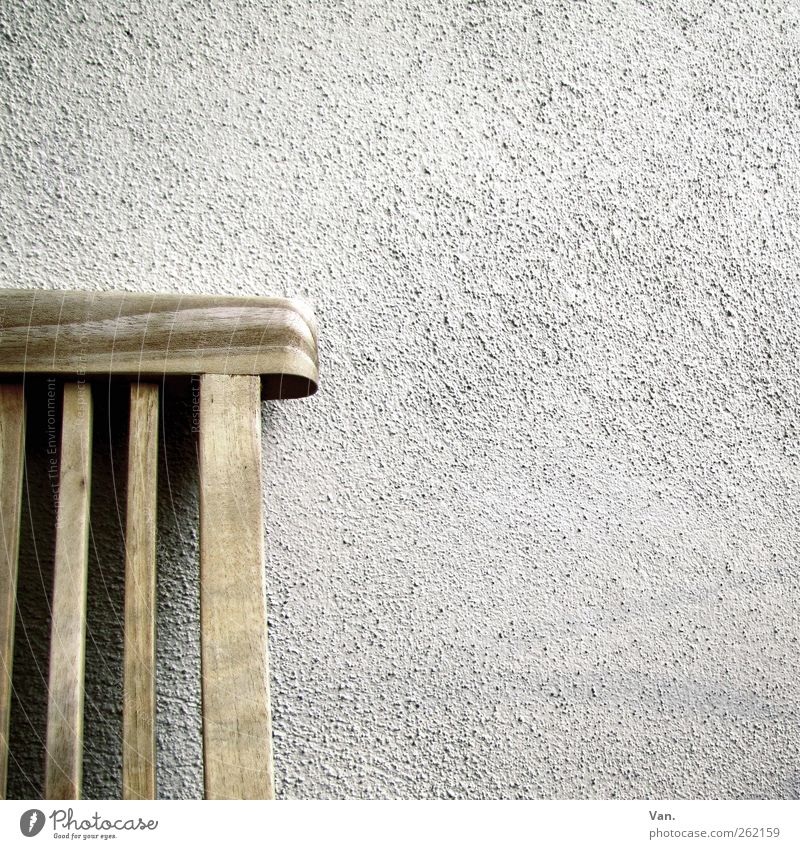 mit dem Rücken zur Wand Mauer Fassade Putz Stuhl Möbel Holz kalt grau weiß Maserung grobkörnig Teak Gartenstuhl sitzen Farbfoto Gedeckte Farben Außenaufnahme