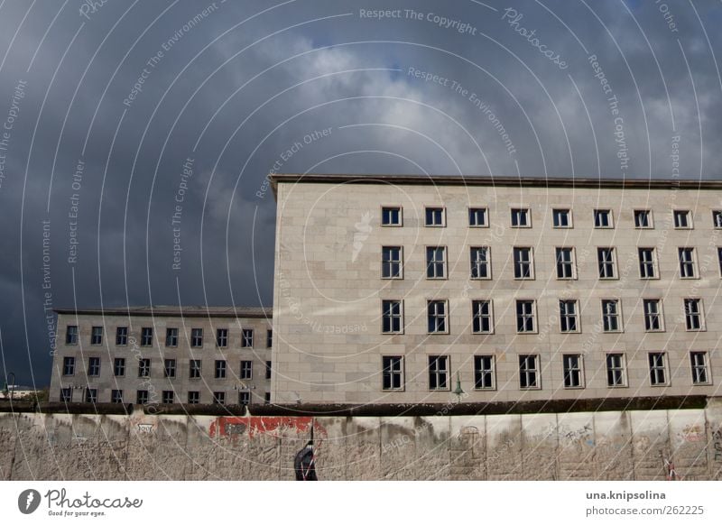 dunkle wolken Wolken Schönes Wetter schlechtes Wetter Berlin Stadt Hauptstadt Stadtzentrum Menschenleer Gebäude Architektur Mauer Wand Sehenswürdigkeit