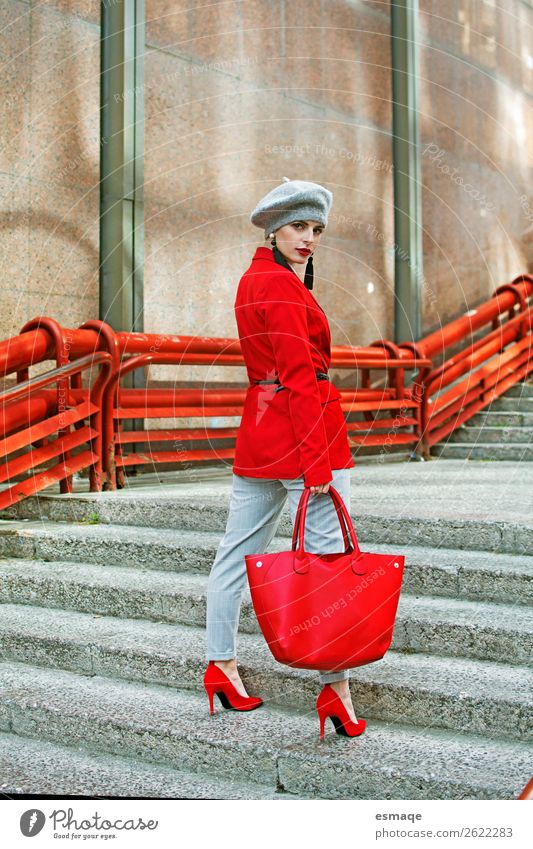 Mode-Porträt Lifestyle elegant Stil Design schön Leben Mensch Junge Frau Jugendliche Erwachsene Dorf Stadt Bekleidung Jacke Accessoire Ring Tasche Hut