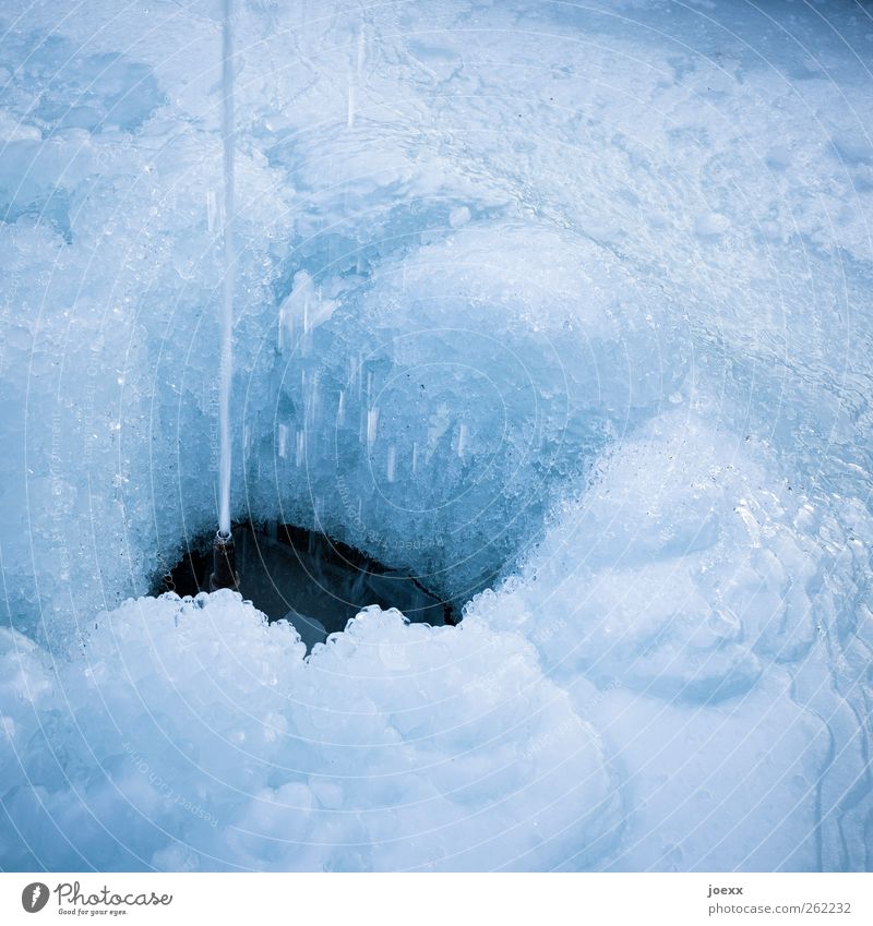 Wassereis Winter Eis Frost Coolness fest Flüssigkeit kalt blau schwarz Klima gefroren Springbrunnen Wasserstrahl Farbfoto Gedeckte Farben Außenaufnahme