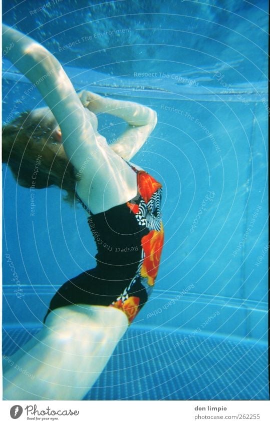 abtauchen Schwimmen & Baden Badeanzug retro analog Frau blau zuhalten schön sportlich Wasser Wassersport strecken biegen Reflexion & Spiegelung Blubbern
