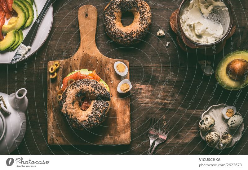 Frühstück mit belegtem Bagel Brötchen Lebensmittel Ernährung Stil Design Häusliches Leben Hintergrundbild Belegtes Brot Snack Lachs Avocado Wachtelei