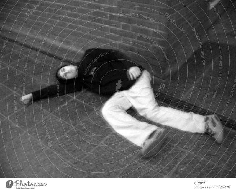 am bahnhof weiß schwarz aufgeschlagen Straßenkunst schlafen Mensch Bodenbelag Tod liegen gelassen