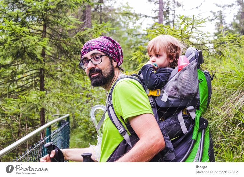 Ein Vater mit seinem Baby im Berg Lifestyle Ferien & Urlaub & Reisen Tourismus Abenteuer Sommer Berge u. Gebirge wandern Sport Kind Kleinkind Junge Mann