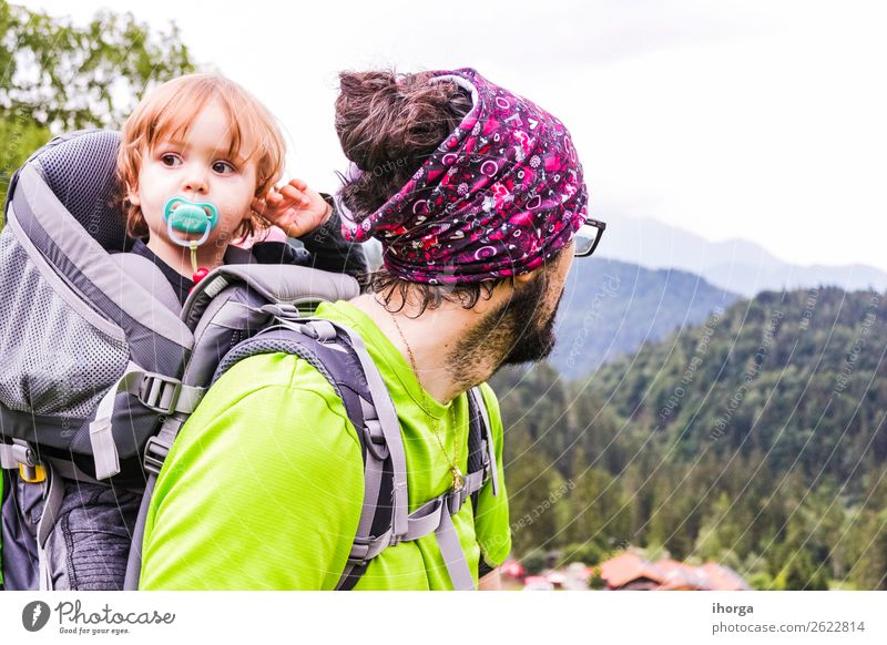 Ein Vater mit seinem Baby im Berg Lifestyle Ferien & Urlaub & Reisen Tourismus Abenteuer Expedition Sommer Berge u. Gebirge wandern Sport Kind Kleinkind Junge