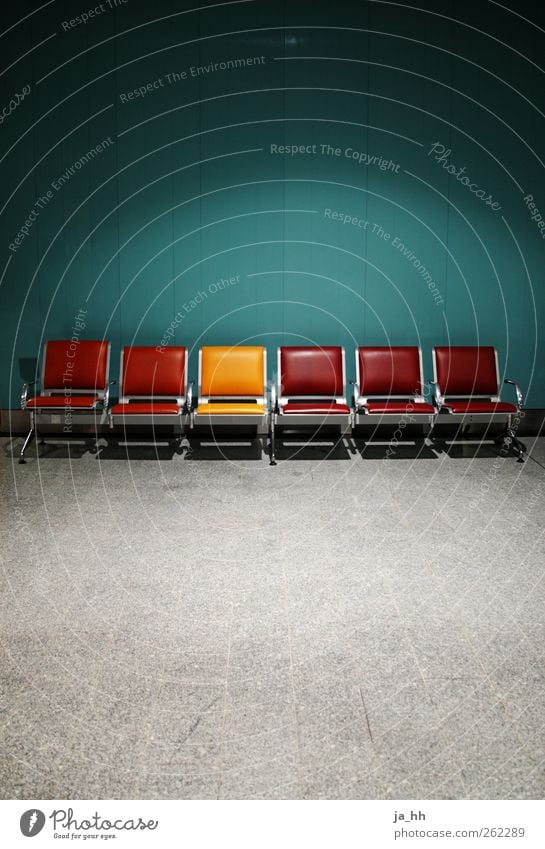 Außenseiter - Stuhlreihe Menschenleer Architektur Mauer Wand Ferien & Urlaub & Reisen warten Pünktlichkeit Einsamkeit Paris Wartehalle Sitzreihe Siebziger Jahre