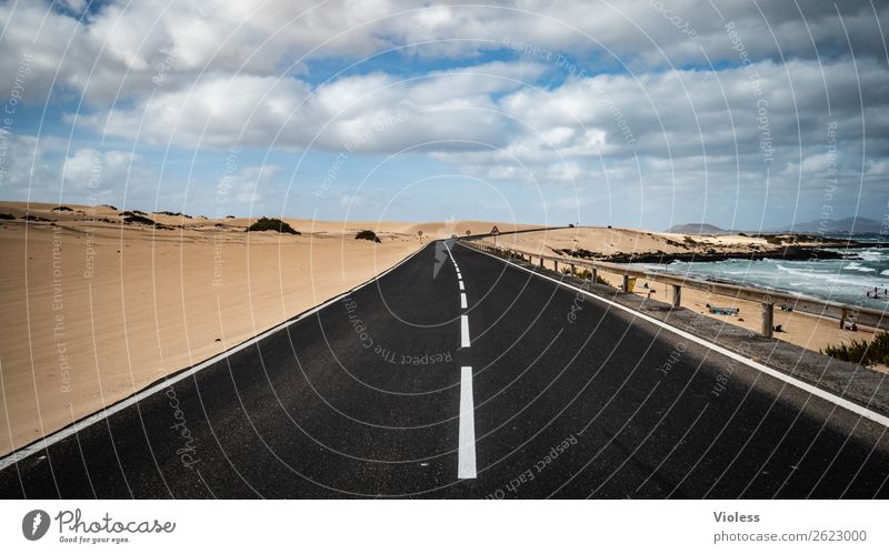 Highway to ..... Sand Himmel Wolken Wellen Küste Meer Insel Wüste Verkehrswege Straße Autobahn entdecken fahren schwarz Fuerteventura Corralejo Fahrbahn Ferne