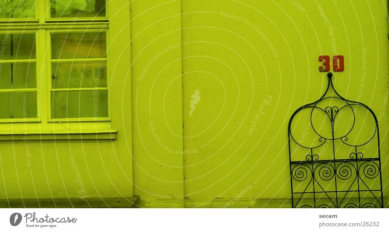 30 gelb Haus Wand obskur Tor Filter blau Außenaufnahme