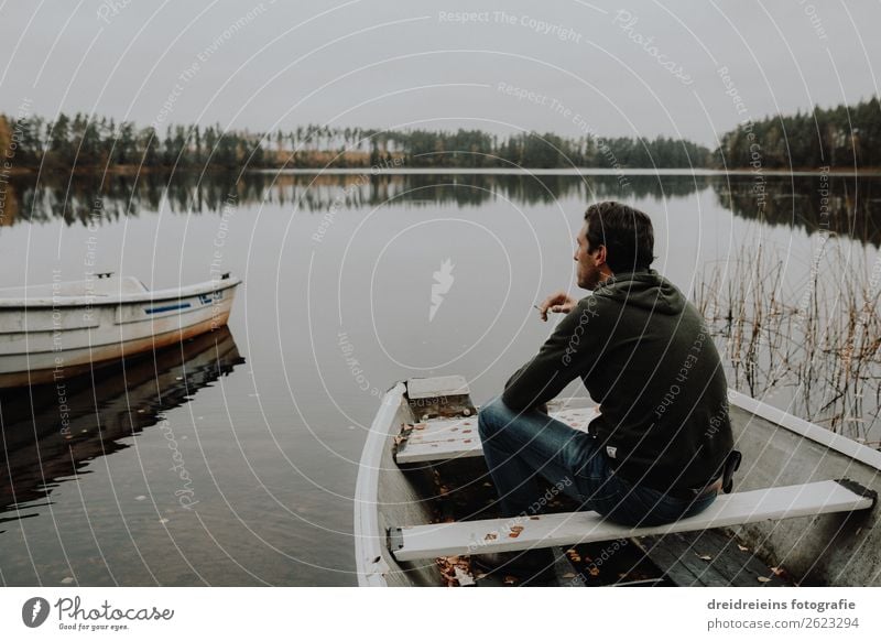 Mann sitzt in Ruderboot auf See und raucht eine Zigarette Abenteuer Freiheit maskulin Erwachsene 1 Mensch Landschaft Frühling Sommer Herbst Küste Seeufer