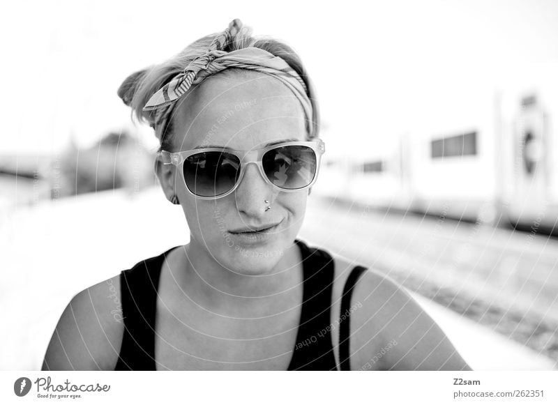 verschmitzt, verschmitzt! Stil Freizeit & Hobby Ausflug feminin Junge Frau Jugendliche 18-30 Jahre Erwachsene Bahnhof Gleise Accessoire Piercing Sonnenbrille