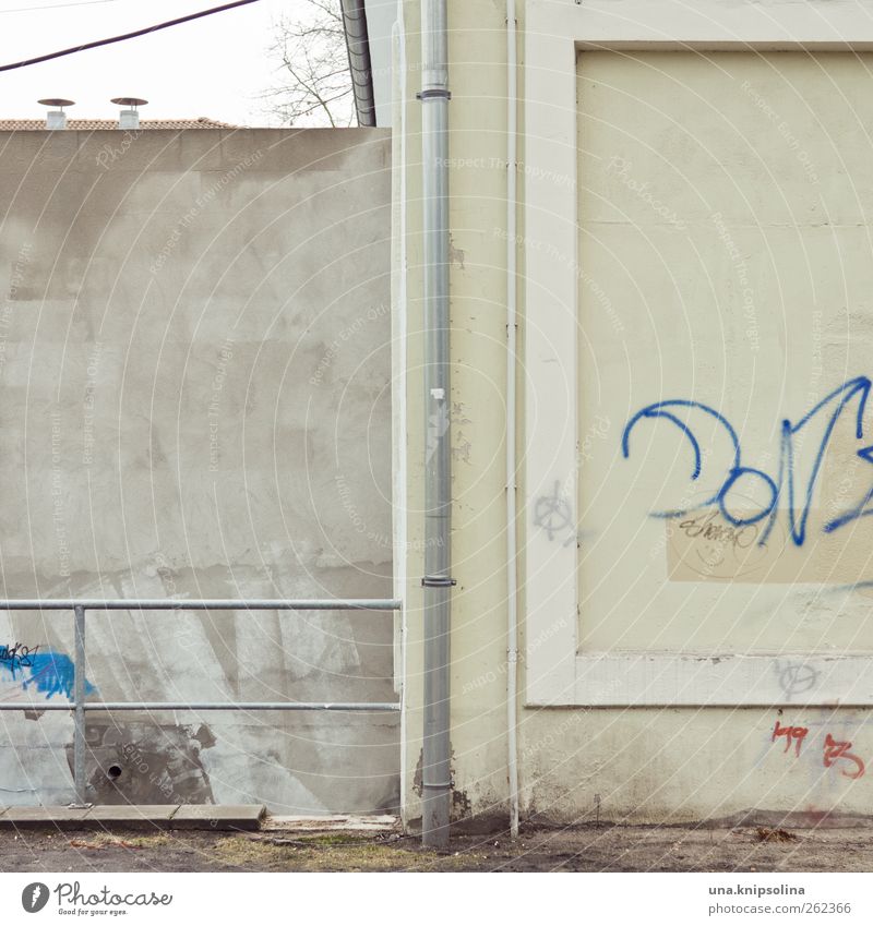 =I[ Mauer Wand Fassade Regenrinne Geländer Beton Metall eckig einfach kaputt trist Graffiti Farbfoto Detailaufnahme Muster Strukturen & Formen Menschenleer