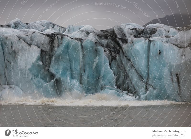 Gletscher stürzt auf Lagunenfjallsarlon in Island ins Wasser. Ferien & Urlaub & Reisen Tourismus Ausflug Sommer Insel Schnee Berge u. Gebirge wandern Natur