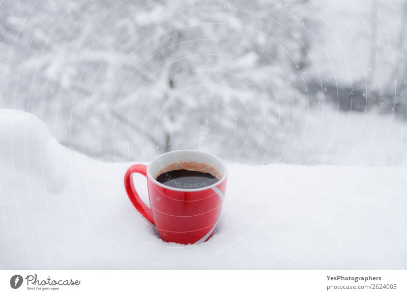 Rote Tasse Kaffee im Freien im Schnee Frühstück Getränk Heißgetränk Lifestyle Erholung Freizeit & Hobby Winter Weihnachten & Advent Silvester u. Neujahr Natur