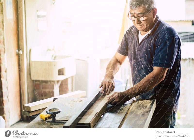 Ein professioneller Schreiner schneidet ein Holzbrett in seiner Werkstatt Schreibtisch Arbeit & Erwerbstätigkeit Industrie Handwerk Business Werkzeug Säge