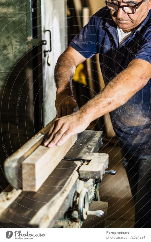 Schreiner mit Kreissäge, die eine Holzbohle schneidet. Tisch Arbeit & Erwerbstätigkeit Industrie Handwerk Werkzeug Säge Mensch Mann Erwachsene Zähne Metall