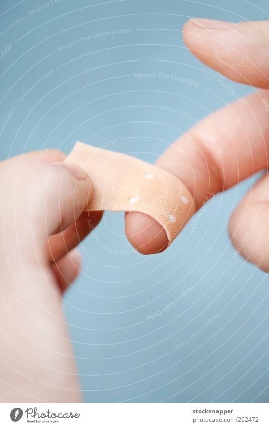 Verband Klebstoff antiseptisch bandagieren Nahaufnahme Detailaufnahme Gewebe Finger Hand Sauberkeit medizinisch Schutz Wunde entzündet